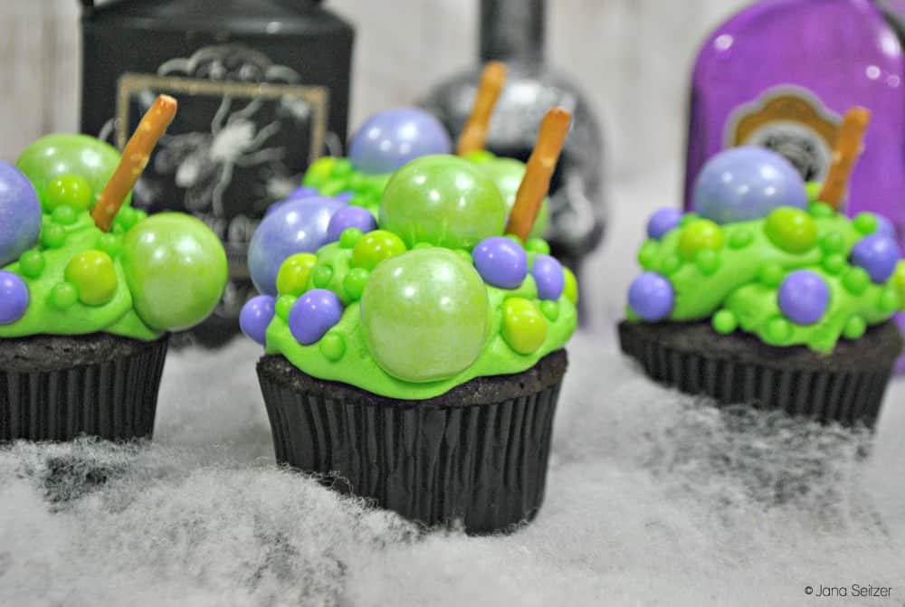 Whiskey n Sunshine, 2018 Hocus Pocus is a Disney Halloween Tradition. These Hocus Pocus cupcakes are the perfect Disney Halloween treat
