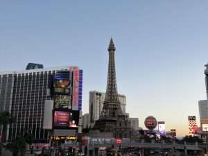 Want a Vegas vacation on the cheap? Plan a trip to Las Vegas on a budget with these 5 quick tips for your next Vegas getaway. #flipflopweekend