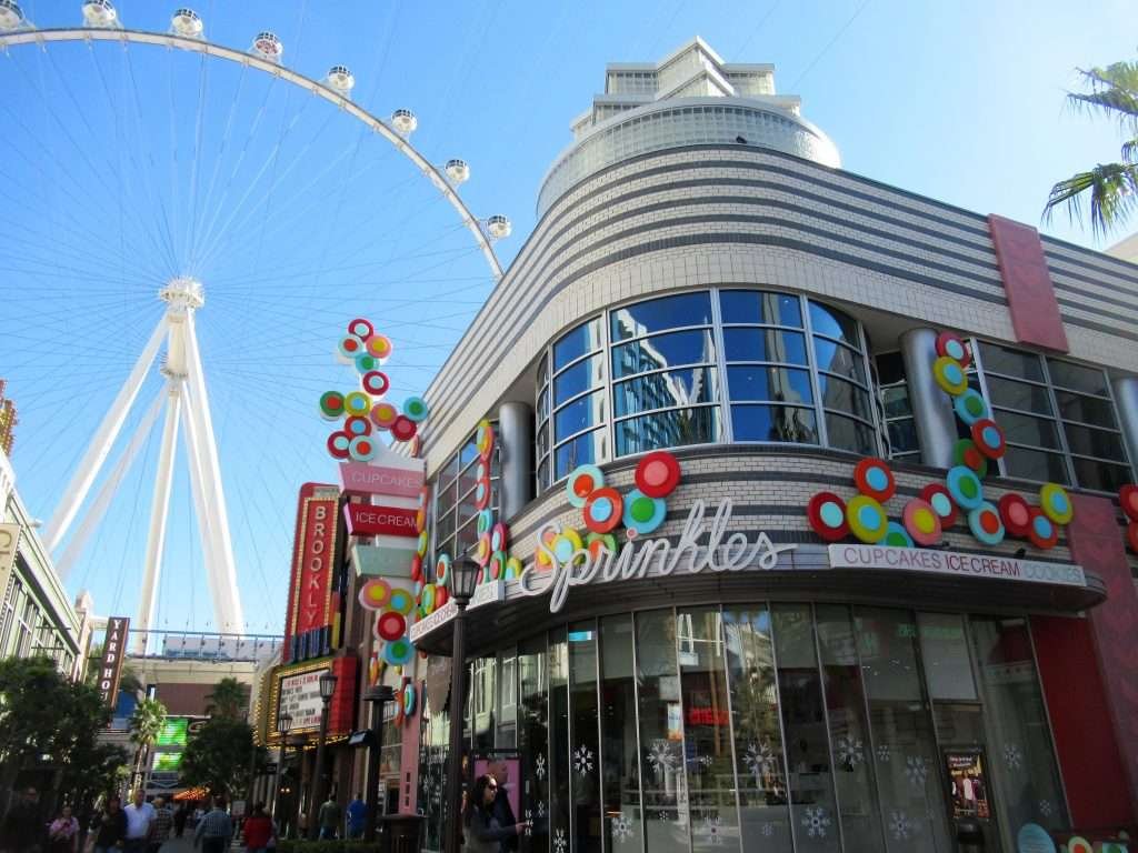The Linq Corridor aka the Linq Promenade is a smaller strip of unique shops, restaurant and entertainment fit snugly between the Flamingo and the Linq casinos and hotel.