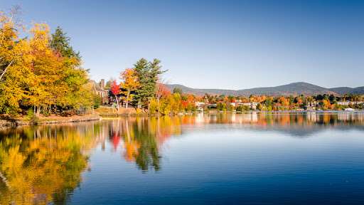 Upstate New York is the perfect place if you would rather spend your days away from work in the countryside with Mother Nature in your every direction. This list of hidden gems and places to visit in upstate New York offer a little something for everyone.